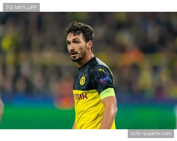 特写：老将胡梅尔斯指挥多特蒙德后防线进行区域轮转